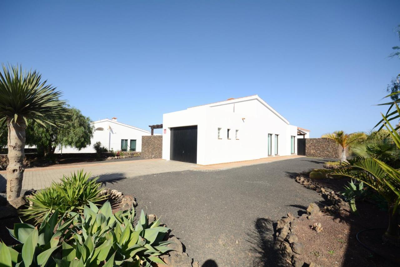 Beautiful Spacious Villa With Private Heated Pool In Lajares Bagian luar foto